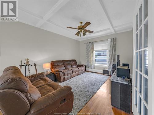 211 Oak, Windsor, ON - Indoor Photo Showing Living Room