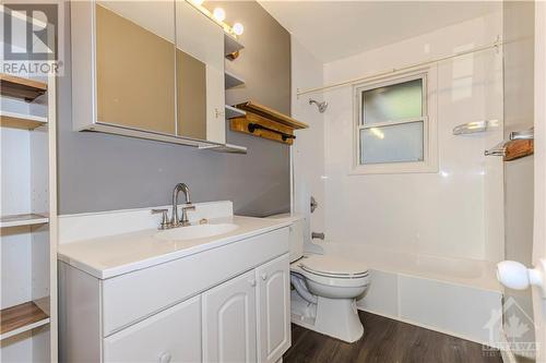 Full bathroom - 2246 Iris Street, Ottawa, ON - Indoor Photo Showing Bathroom