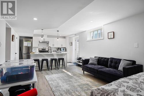 1516 North Wenige Drive, London, ON - Indoor Photo Showing Living Room