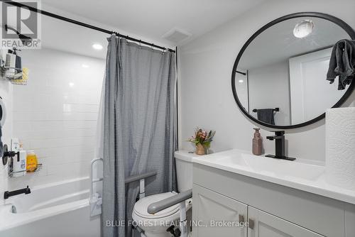 1516 North Wenige Drive, London, ON - Indoor Photo Showing Bathroom