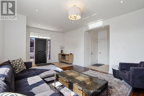 1516 North Wenige Drive, London, ON - Indoor Photo Showing Living Room