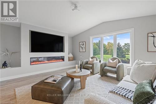 10513 Willoughby Drive, Niagara Falls, ON - Indoor Photo Showing Living Room With Fireplace