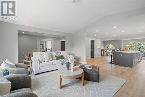 10513 Willoughby Drive, Niagara Falls, ON - Indoor Photo Showing Living Room