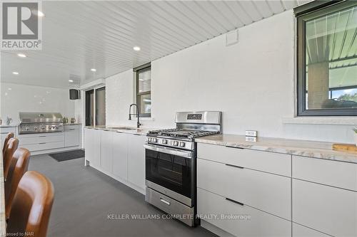 10513 Willoughby Drive, Niagara Falls, ON - Indoor Photo Showing Kitchen