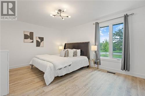 10513 Willoughby Drive, Niagara Falls, ON - Indoor Photo Showing Bedroom