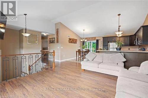 3934 Farr Avenue, Fort Erie, ON - Indoor Photo Showing Living Room