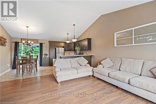 3934 Farr Avenue, Fort Erie, ON - Indoor Photo Showing Living Room