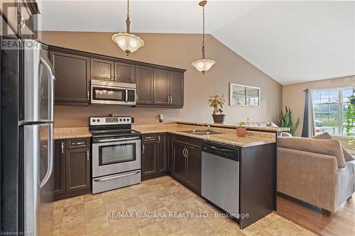 3934 Farr Avenue, Fort Erie, ON - Indoor Photo Showing Kitchen With Double Sink