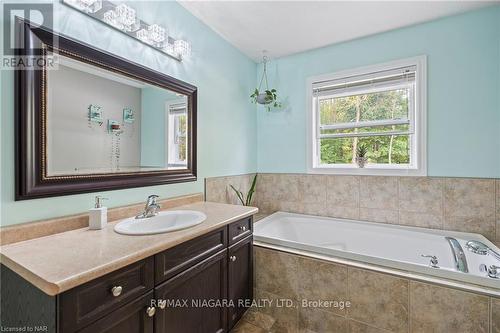 3934 Farr Avenue, Fort Erie, ON - Indoor Photo Showing Bathroom