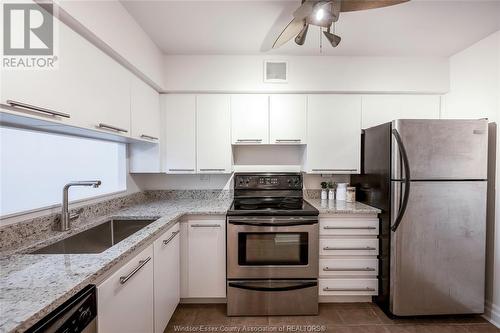 75 Riverside Drive East Unit# 901, Windsor, ON - Indoor Photo Showing Kitchen