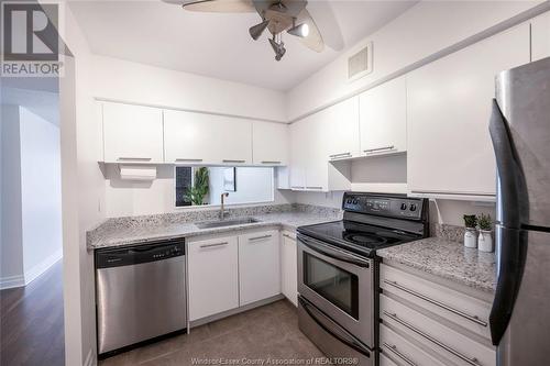 75 Riverside Drive East Unit# 901, Windsor, ON - Indoor Photo Showing Kitchen