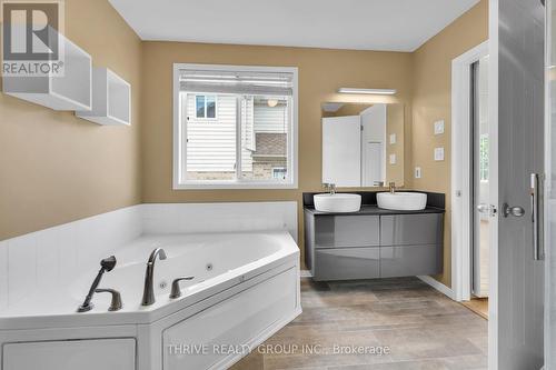 730 Whetherfield Street, London, ON - Indoor Photo Showing Bathroom