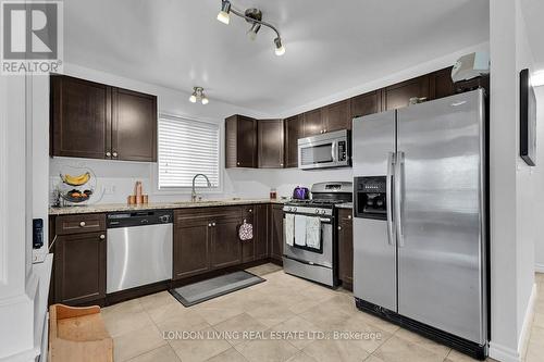 3229 Meadowgate Boulevard, London, ON - Indoor Photo Showing Kitchen