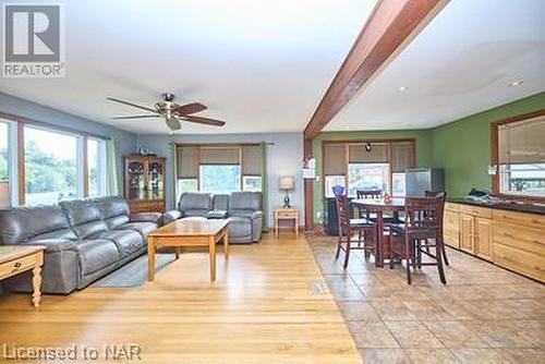 10905 Sodom Road, Niagara Falls, ON - Indoor Photo Showing Living Room