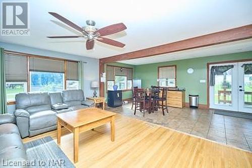 10905 Sodom Road, Niagara Falls, ON - Indoor Photo Showing Living Room