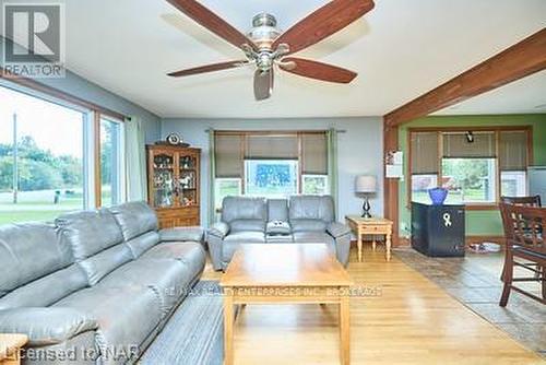 10905 Sodom Road, Niagara Falls (224 - Lyons Creek), ON - Indoor Photo Showing Living Room