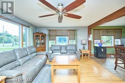 10905 Sodom Road, Niagara Falls, ON - Indoor Photo Showing Living Room