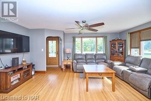 10905 Sodom Road, Niagara Falls, ON - Indoor Photo Showing Living Room