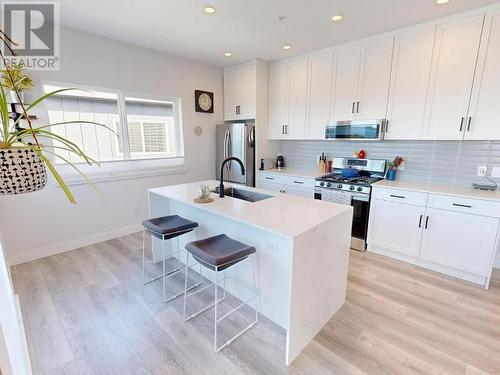 402-7175 Duncan Street, Powell River, BC - Indoor Photo Showing Kitchen With Upgraded Kitchen