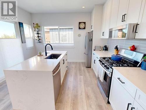 402-7175 Duncan Street, Powell River, BC - Indoor Photo Showing Kitchen With Double Sink With Upgraded Kitchen