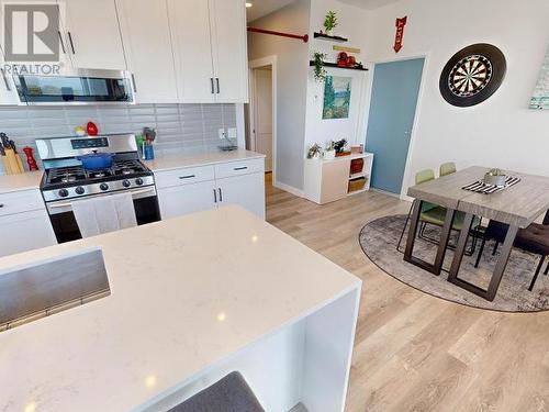 402-7175 Duncan Street, Powell River, BC - Indoor Photo Showing Kitchen