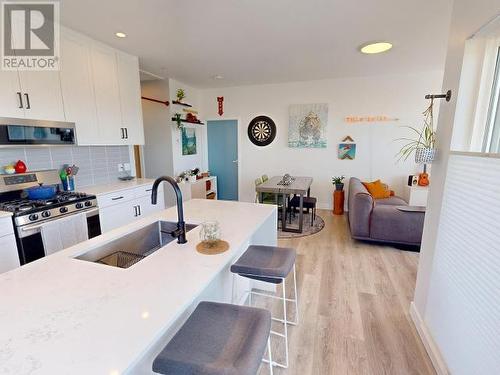 402-7175 Duncan Street, Powell River, BC - Indoor Photo Showing Kitchen With Upgraded Kitchen