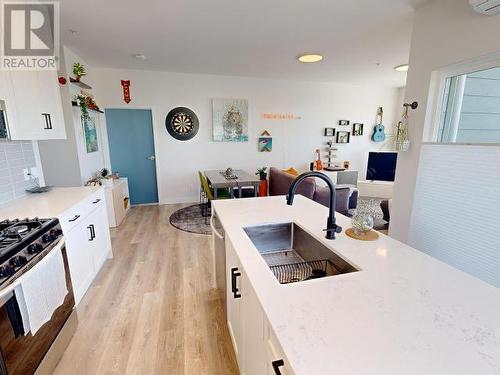 402-7175 Duncan Street, Powell River, BC - Indoor Photo Showing Kitchen