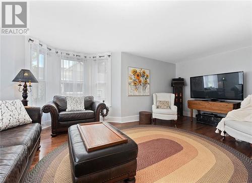 76 Brock Street S, Perth, ON - Indoor Photo Showing Living Room