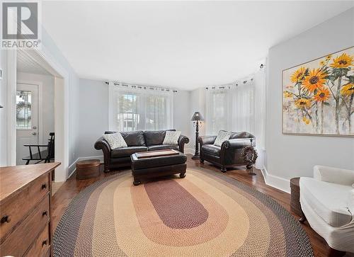 76 Brock Street S, Perth, ON - Indoor Photo Showing Living Room