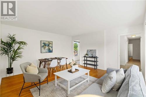 71 Viewmount Drive, Ottawa, ON - Indoor Photo Showing Living Room