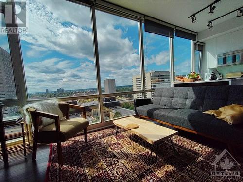 201 Parkdale Avenue Unit#1504, Ottawa, ON - Indoor Photo Showing Living Room