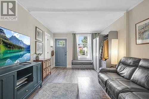 16 Alice Street, Hamilton, ON - Indoor Photo Showing Living Room