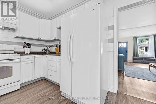 16 Alice Street, Hamilton, ON - Indoor Photo Showing Kitchen