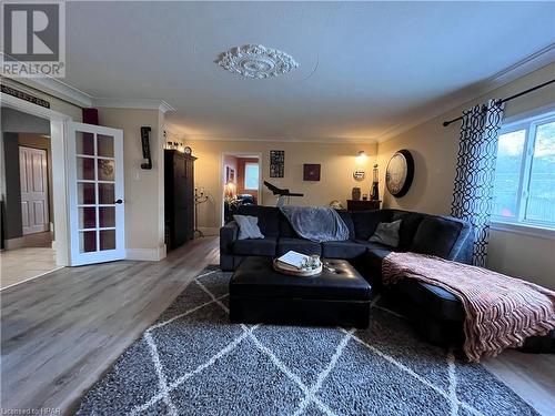 98 Elgin Avenue W, Goderich, ON - Indoor Photo Showing Living Room