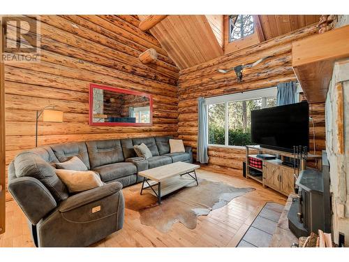 1725 Keloka Drive, West Kelowna, BC - Indoor Photo Showing Living Room