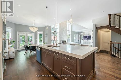 1040 Kent Avenue, Oakville, ON - Indoor Photo Showing Kitchen With Double Sink With Upgraded Kitchen