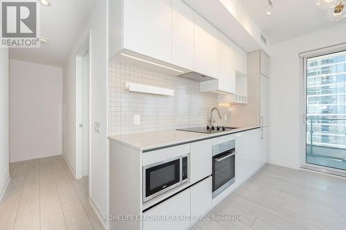 1712 - 950 Portage Parkway, Vaughan, ON - Indoor Photo Showing Kitchen With Upgraded Kitchen