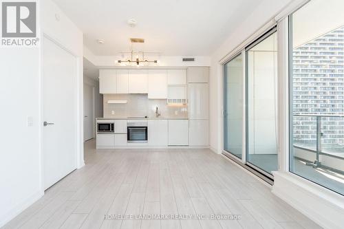 1712 - 950 Portage Parkway, Vaughan, ON - Indoor Photo Showing Kitchen