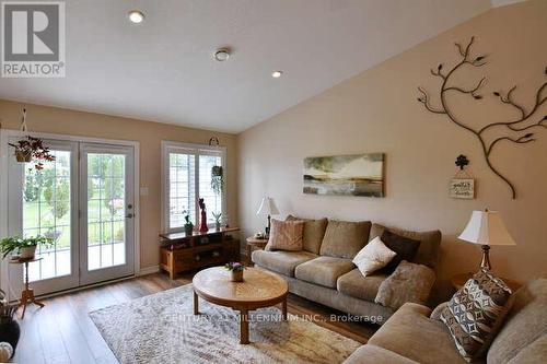 138 Meadow Lane, Wasaga Beach, ON - Indoor Photo Showing Living Room