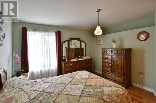 138 Meadow Lane, Wasaga Beach, ON - Indoor Photo Showing Bedroom