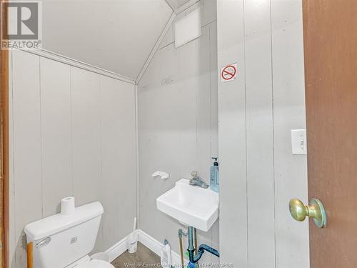 594 Janette Avenue, Windsor, ON - Indoor Photo Showing Bathroom