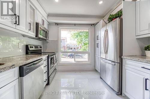 51 - 3525 Brandon Gate Drive, Mississauga, ON - Indoor Photo Showing Kitchen