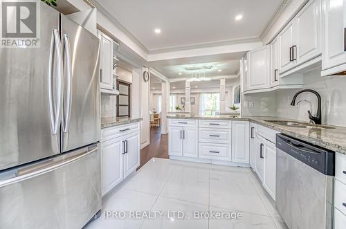 51 - 3525 Brandon Gate Drive, Mississauga, ON - Indoor Photo Showing Kitchen With Double Sink With Upgraded Kitchen