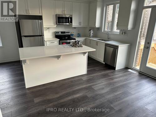 1760 Thames Circle, Milton, ON - Indoor Photo Showing Kitchen With Double Sink