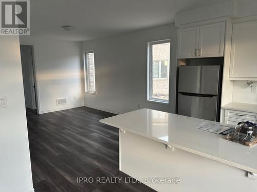 1760 Thames Circle, Milton, ON - Indoor Photo Showing Kitchen