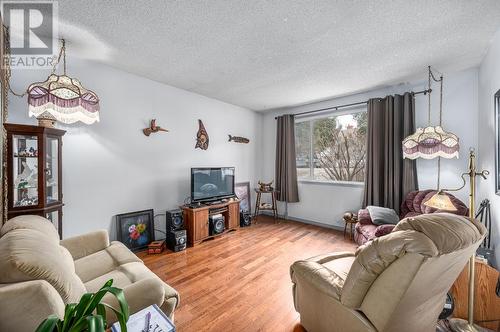 1322 Heustis Drive, Ashcroft, BC - Indoor Photo Showing Living Room