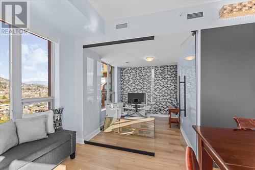 1160 Bernard Avenue Unit# 1209, Kelowna, BC - Indoor Photo Showing Living Room