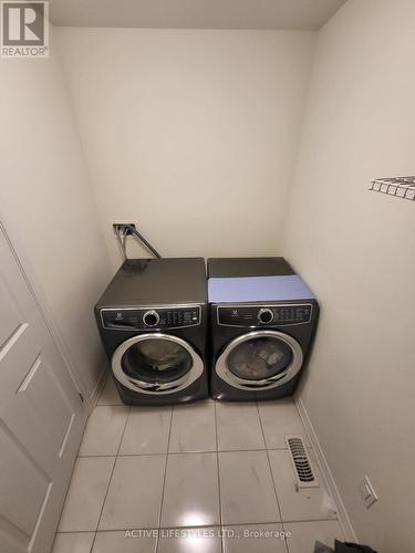 725 Kennedy Circle W, Milton, ON - Indoor Photo Showing Laundry Room