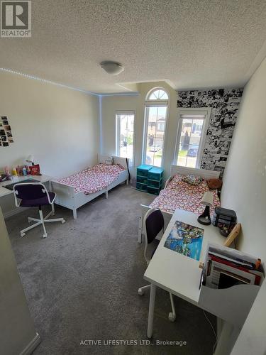 725 Kennedy Circle W, Milton, ON - Indoor Photo Showing Bedroom