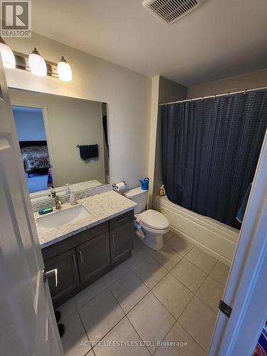 725 Kennedy Circle W, Milton, ON - Indoor Photo Showing Bathroom